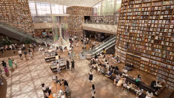 Vista Cima Para Baixo Das Pessoas Que Visitam Famosa Biblioteca — Vídeo de Stock