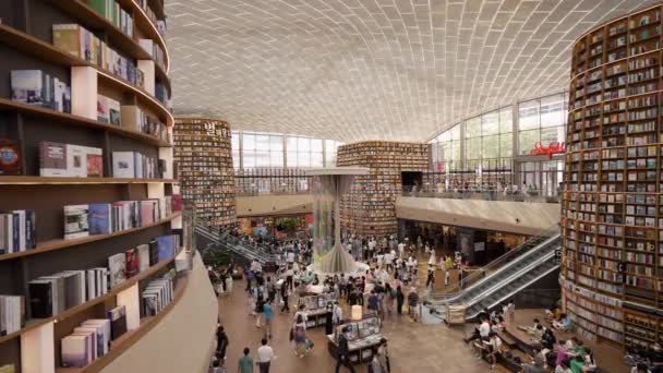 Pessoas Coreanas Máscaras Viajam Futurista Livraria Biblioteca Starfield Seul — Vídeo de Stock