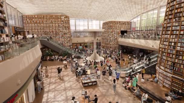 Люди Передвигаются Наблюдая Выбирая Книги Starfield Library Coex Mall — стоковое видео