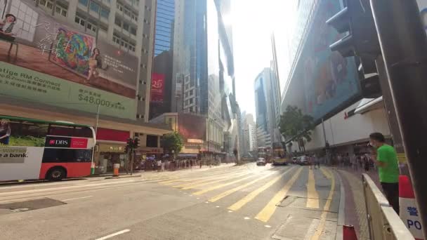 香港铜锣湾Sogo外的路在夏季的通行时间 — 图库视频影像