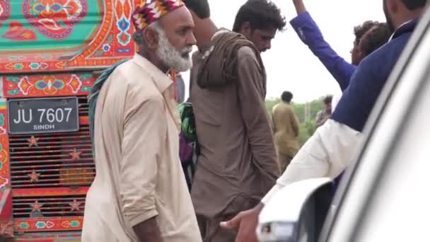 Pacchetto Sollievo Dalle Inondazioni Sacchi Essere Caduto Dal Camion Balochistan — Video Stock