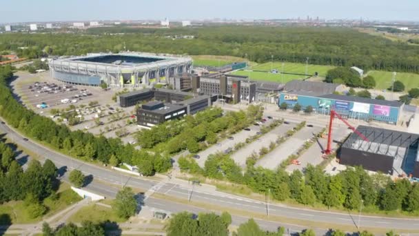 在丹麦郊区的布朗比体育馆和体育馆上空飞行的无人机 — 图库视频影像
