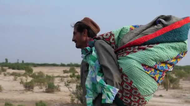 Pakistanlı Erkek Fas Tan Sel Yardım Paketini Alıyor Uzaklaşıyor Zleme — Stok video