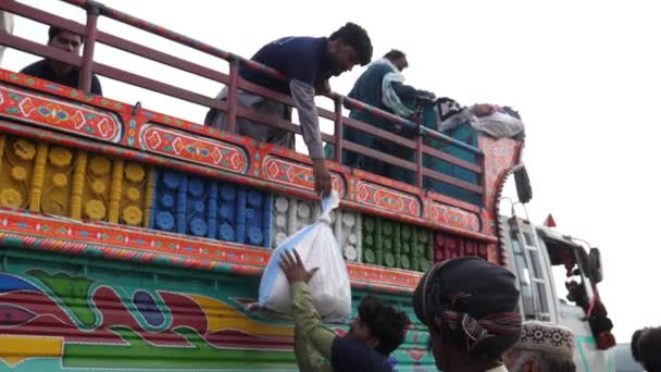 Paquete Alivio Inundaciones Sacos Bajados Camión Baluchistán Moción Lenta — Vídeos de Stock