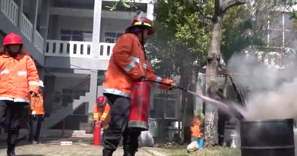 一些消防员正在练习用围裙来使用灭火器 — 图库视频影像