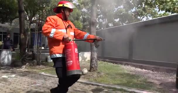 在训练期间救火 几个消防队员正在练习扑灭枪管里的火 — 图库视频影像
