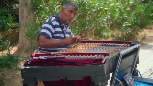 Mężczyzna Street Busker Gra Instrumencie Smyczkowym Atenach Grecja — Wideo stockowe