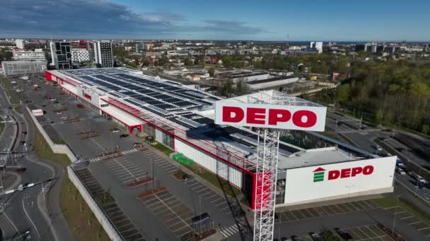 Vista Aérea Grande Ângulo Shopping Depo Com Painéis Solares Seu — Vídeo de Stock