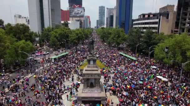 Luftaufnahme Vor Dem Überfüllten Monumento Cuitlahuac Mexiko Stadt Aufsteigend Drohnenschuss — Stockvideo