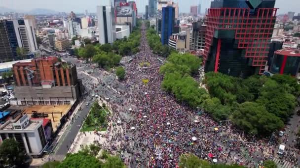 メキシコの誇りの間に レフォルマ通りに集まった人々の膨大な量 空中ビュー — ストック動画