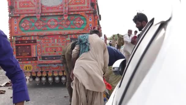 Hulpverleners Helpen Lokale Bevolking Afgelegen Gebied Balochistan Zware Overstromingen Langzame — Stockvideo