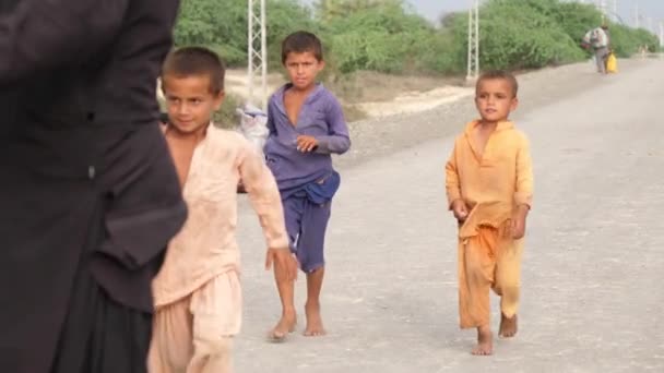 Tres Niños Pequeños Caminando Hacia Hombre Carretera Durante Alivio Inundaciones — Vídeo de stock