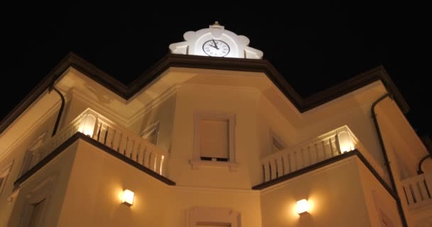 Verlichte Gevel Aan Buitenkant Van Grand Hotel Vinci Tijdens Nacht — Stockvideo