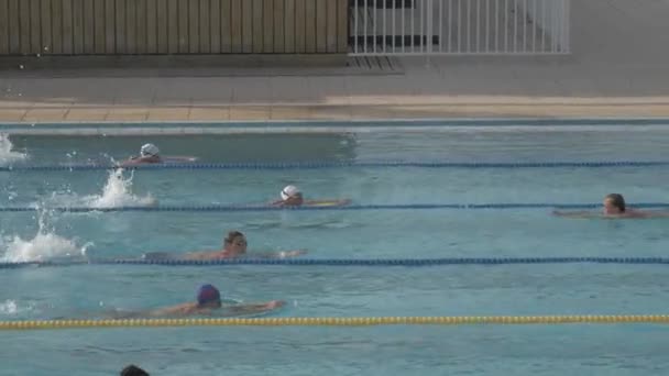 Nadadores Piscina Montpellier Francia — Vídeo de stock