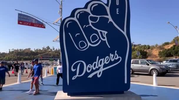 Number One Hand Pointing Finger Sign Statue Blue Dodger Stadium — Stock Video