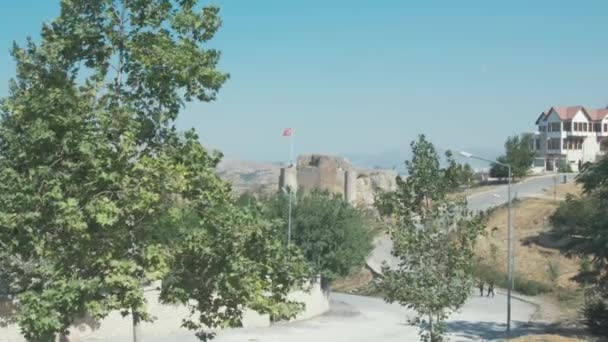 Harput城堡Elazig 宽射穿树木 — 图库视频影像