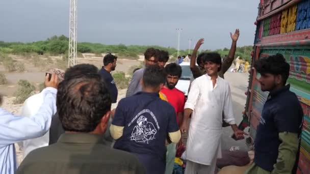 Grupo Hombres Junto Camión Carretera Durante Alivio Inundaciones Baluchistán Moción — Vídeo de stock