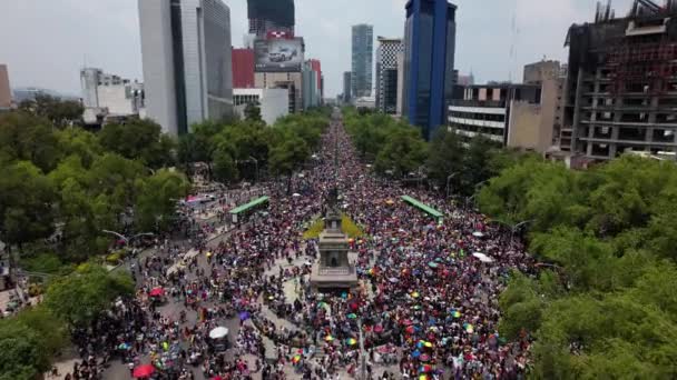 Gente Monumento Cuitlahuac Ciudad México Acercándose Vista Aérea — Vídeo de stock