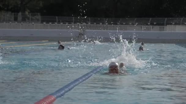 Vrouw Die Zwemt Het Zwembad Van Montpellier Frankrijk Slow Motion — Stockvideo