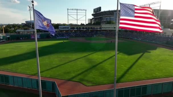 野球の試合に手を振る旗 ペン州立大学の野球部 アメリカ軍の旗とペンシルベニア州の旗が戦場で — ストック動画