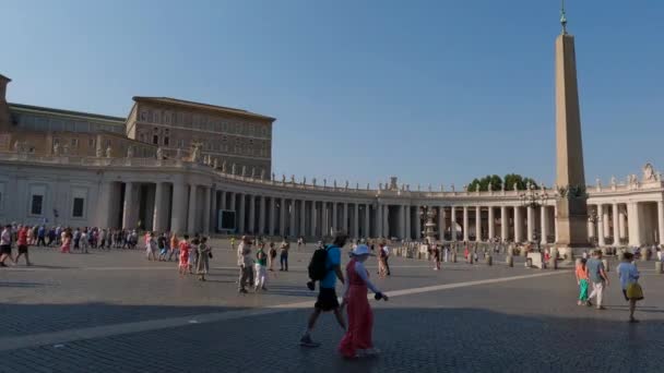 Turisták Látogatók Sétálnak Szent Péter Téren Vatikánban — Stock videók