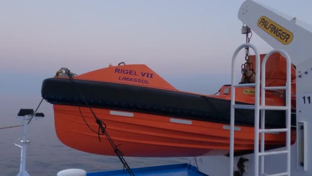 Barco Salvavidas Del Transbordador Rigel Vii Navegando Por Océano — Vídeo de stock