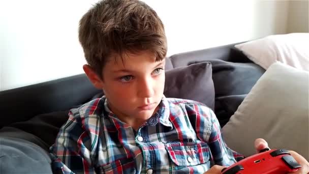 Мальчик Играет Видеоигру Игровой Консоли Nintendo Swift Zoom Out — стоковое видео