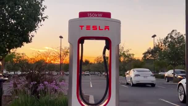 Moderne Elektrische Auto Opladen Bij Tesla Station Gouden Zonsondergang Tracking — Stockvideo