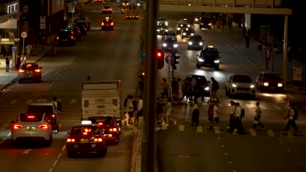 Des Piétons Traversent Une Rue Hong Kong Tandis Que Des — Video