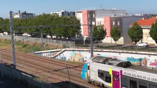 Regional Ouigo Sncf Tren Que Conduce Por Ciudad Cerca Pared — Vídeo de stock