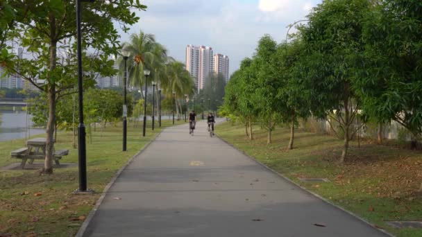 Люди Ездят Велосипеде Парку Калланге Сингапур — стоковое видео