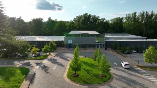 Anflug Aus Der Luft Auf Das Building Cvjm Cvjm Gemeindezentrum — Stockvideo