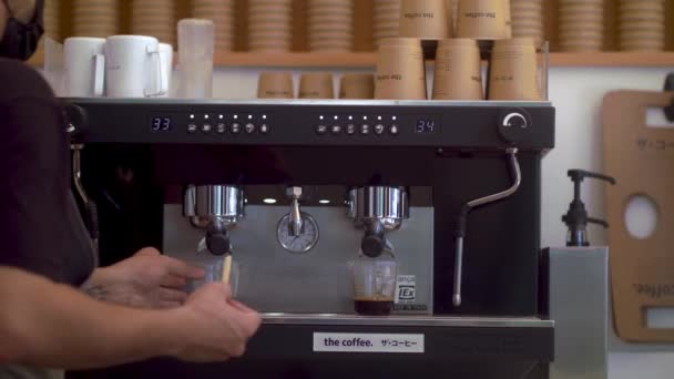 Медленное Движение Бариста Подбирает Свежеприготовленный Кофе Кофеварки — стоковое видео