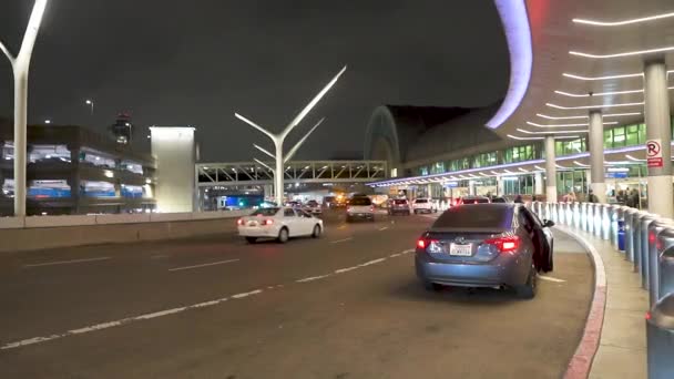 Aeropuerto Internacional Los Ángeles Drop Terminal Con Coches Por Noche — Vídeo de stock