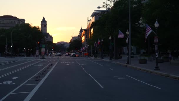 アメリカの首都ワシントンDcの通りの旗 日没時のドライバーフロントガラスDashcam Pov — ストック動画
