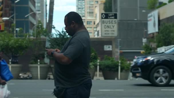 Hombre Negro Cruzando Calle Nueva York Zona Urbana Nueva York — Vídeo de stock