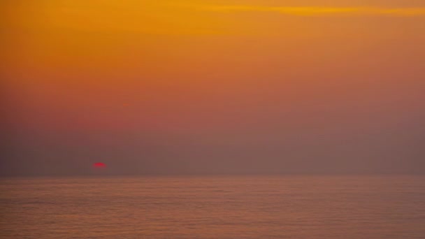 Zonsopgang Tijd Vervalt Een Mistige Ochtend Atlantische Oceaan Met Zon — Stockvideo