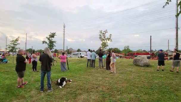 人群聚集在靠近两名工人因倒塌而被埋的地方的公园里 — 图库视频影像