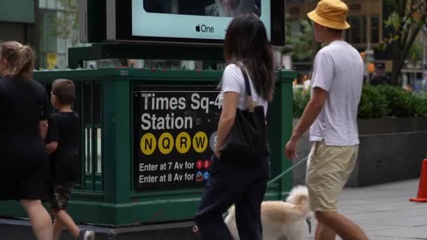 Chodci New York Street Stanice Metra Poblíž Times Square 42Nd — Stock video