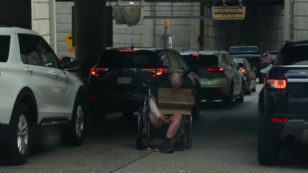 Veterano Sem Abrigo Cadeira Rodas Pedir Dinheiro Rua Assuntos Veteranos — Vídeo de Stock
