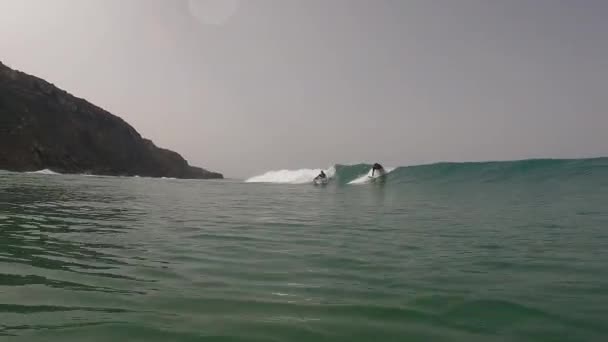 Surfař Surfování Tropické Vlny Oceánu Generovat Hodně Rychlosti Praia Aguda — Stock video