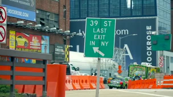 纽约市的街道标志 纽约的最后一个出口 纽约39街 — 图库视频影像