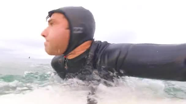 Surfista Surfando Onda Oceânica Tropical Atacando Lábio Humor Fundo Forte — Vídeo de Stock