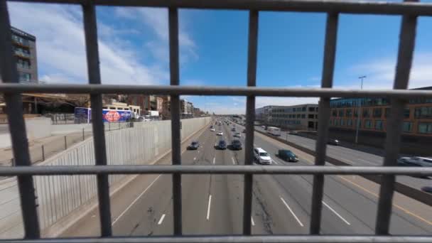 Interstate Attraverso Recinzione Sul Ponte Denver Colorado Durante Primavera — Video Stock