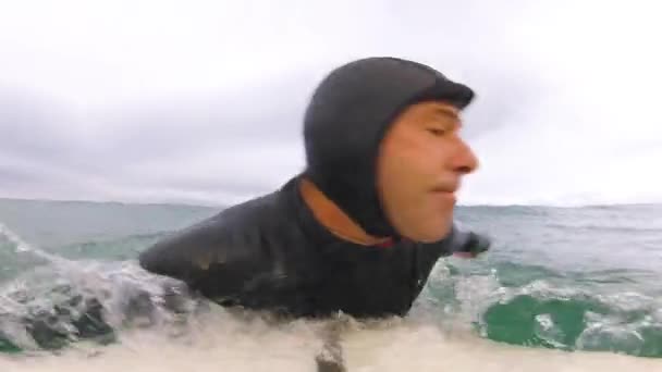 Surfeur Surfant Sur Les Vagues Tropicales Océan Faisant Presque Tube — Video