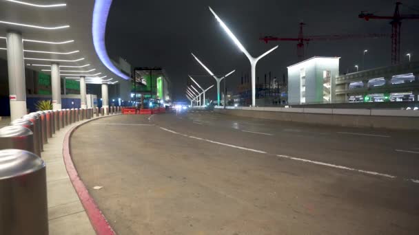 Aeroporto Los Angeles Lax Cair Noite Com Carros Dirigindo — Vídeo de Stock