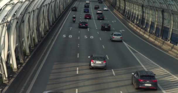 Arabalar Polonya Nın Warszaw Kentindeki Trafiğin Yanından Geçiyor — Stok video