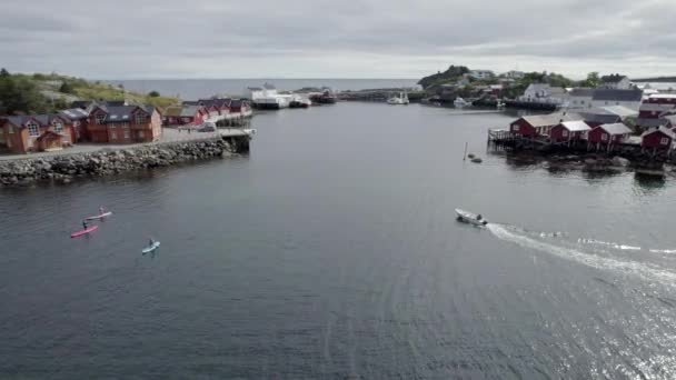 Malownicze Ujęcie Stojących Wioślarzy Małej Łodzi Płynącej Kierunku Hamnoy Harbor — Wideo stockowe