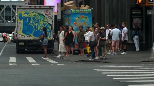 Menschen Warten Darauf Die Straße Überqueren New Yorker Fußgänger Auf — Stockvideo