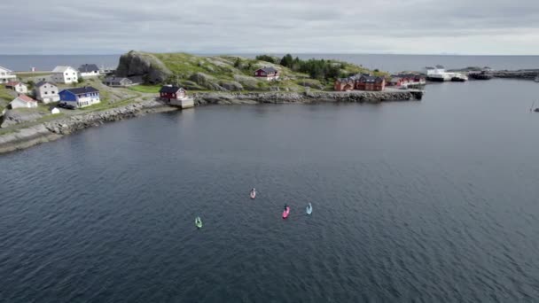 Туристи Веслують Ідилічному Середовищі Північної Норвегії Чудовий День Острів Лофотен — стокове відео